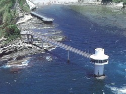 展望塔までの道のりはトンネルを抜け、海の上に建てられた桟橋を渡って行きます