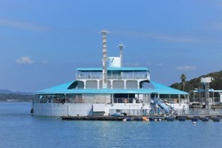 船を利用し、海に浮かぶ水族館です