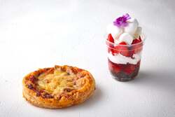 サクサクピッツァパイ（左）、いちごのふわふわパフェ（右）