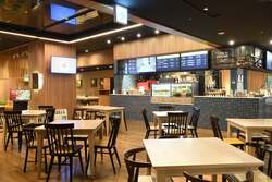 「焼きたてピザにランチブッフェも！親子で楽しめる「ピザ作り体験」がGWに新宿で開催」の写真