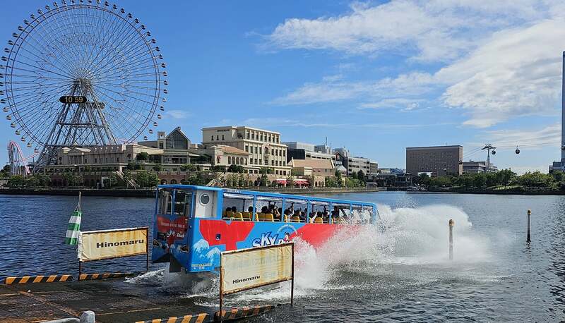 水陸両用バス入水の様子