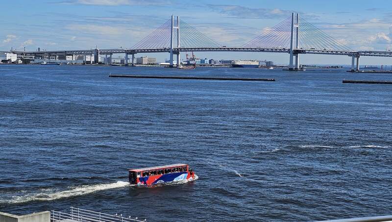 海から眺めるベイブリッジ