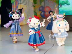 「キティと「ブルーミング！」の掛け声で一体に　ハーモニーランドで花が主役の春ショー」の写真