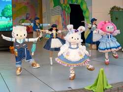 「キティと「ブルーミング！」の掛け声で一体に　ハーモニーランドで花が主役の春ショー」の写真
