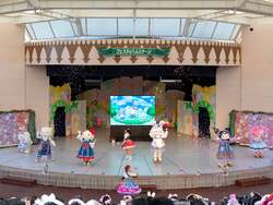 「キティと「ブルーミング！」の掛け声で一体に　ハーモニーランドで花が主役の春ショー」の写真