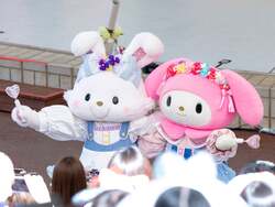 「キティと「ブルーミング！」の掛け声で一体に　ハーモニーランドで花が主役の春ショー」の写真