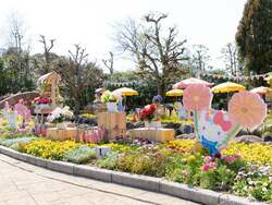 「キティと「ブルーミング！」の掛け声で一体に　ハーモニーランドで花が主役の春ショー」の写真