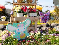「キティと「ブルーミング！」の掛け声で一体に　ハーモニーランドで花が主役の春ショー」の写真