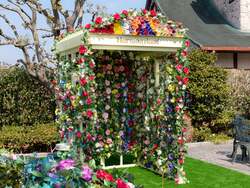 「キティと「ブルーミング！」の掛け声で一体に　ハーモニーランドで花が主役の春ショー」の写真