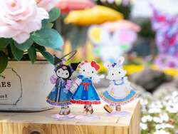 「キティと「ブルーミング！」の掛け声で一体に　ハーモニーランドで花が主役の春ショー」の写真