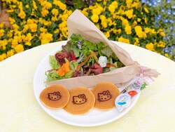 「キティと「ブルーミング！」の掛け声で一体に　ハーモニーランドで花が主役の春ショー」の写真