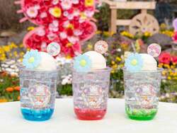 「キティと「ブルーミング！」の掛け声で一体に　ハーモニーランドで花が主役の春ショー」の写真