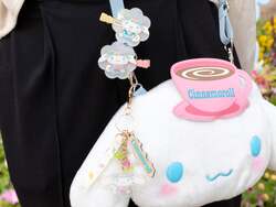 「キティと「ブルーミング！」の掛け声で一体に　ハーモニーランドで花が主役の春ショー」の写真