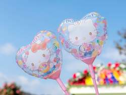 「キティと「ブルーミング！」の掛け声で一体に　ハーモニーランドで花が主役の春ショー」の写真