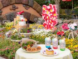 「キティと「ブルーミング！」の掛け声で一体に　ハーモニーランドで花が主役の春ショー」の写真