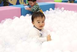 「0歳無料＆ゲームも遊び放題！　平日800円で1日中遊べる新施設が愛知・豊橋にオープン」の写真