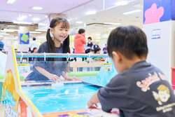 「0歳無料＆ゲームも遊び放題！　平日800円で1日中遊べる新施設が愛知・豊橋にオープン」の写真