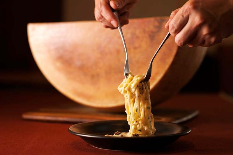 大きなチーズで絡めるパスタ