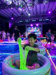 「頭上からスライムの滝!?全身で遊べる夢の空間が好評につき延長決定！岸和田で開催中」の写真