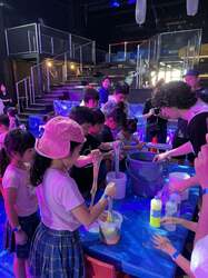 「頭上からスライムの滝!?全身で遊べる夢の空間が好評につき延長決定！岸和田で開催中」の写真