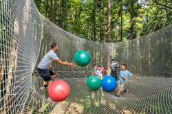 「県内初！樹の上の巨大ネットで飛び跳ねて遊ぶ「ネットコース」が鹿児島に新オープン」の写真