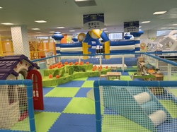 「牧場や動物園など新コーナー続々！福岡の巨大室内遊園地リニューアル　プリクラ無料も」の写真