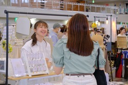 出店者と来場者の交流（前回開催）