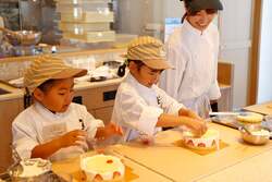 「母の日のプレゼントは「手作りケーキ」で！パティシエ気分が味わえる体験教室が神戸で」の写真