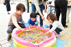 「グルメ抽選会やキッズ遊具も！ 入場無料で1日遊べるキャンピングカー祭がGWに川崎で」の写真