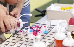 「ビスコの箱がロボットに!?　入場無料で動物ふれあいも楽しめる、GWのモリコロパーク」の写真