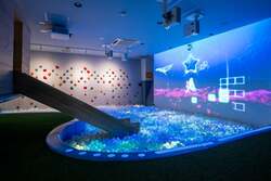 「自分で作ったこいのぼりが天井を泳ぐ！熊谷の温浴施設で「こどもの日」ワークショップ」の写真