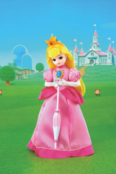 「スーパーマリオ リカちゃん ピーチ姫スタイル」（C）TOMY　（C）Nintendo