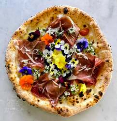 フラワーガーデンピッツァ 2,450円（石窯ピッツァ工房・限定5食）