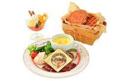 「おかわり自由で大満足♪　おさるのジョージの「ワッフルフェア」が東京ソラマチで開催」の写真