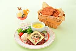 「おかわり自由で大満足♪　おさるのジョージの「ワッフルフェア」が東京ソラマチで開催」の写真