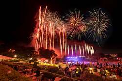 夕日の丘商店街の住人が贈る、空いっぱいのありがとう！「夕日の丘商店街大花火大会」