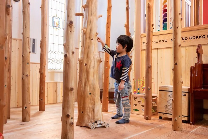 木のなかに隠れている"おもちゃのイモムシ"を親子で探そう！