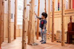 木のなかに隠れている"おもちゃのイモムシ"を親子で探そう！