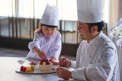 「リカちゃんの世界でパティシエ＆お花屋さんに挑戦！表参道の披露宴会場で親子イベント」の写真