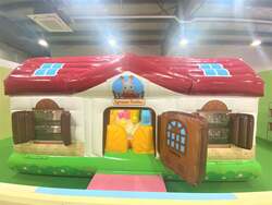 ＜赤い屋根の大きなお家＞