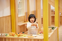 木のやさしい感触にふれながらごっこ遊びも！