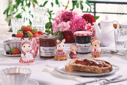 「ボンヌママン×シルバニアファミリーが初コラボ！対象ジャム購入で限定グッズをゲット」の写真