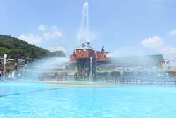 「GWの8日間限定！東京サマーランドの屋外プールが先行オープン＆水上アクティビティも」の写真