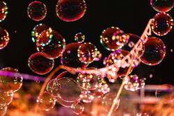 「夜空を彩る100万個のシャボン玉！　GWに鞍ケ池公園でナイトバブルフェス開催」の写真