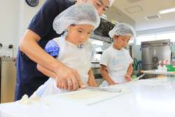 「親子でちくわ・かまぼこを手作り！神戸カネテツ「てっちゃん工房」で入場無料イベント」の写真