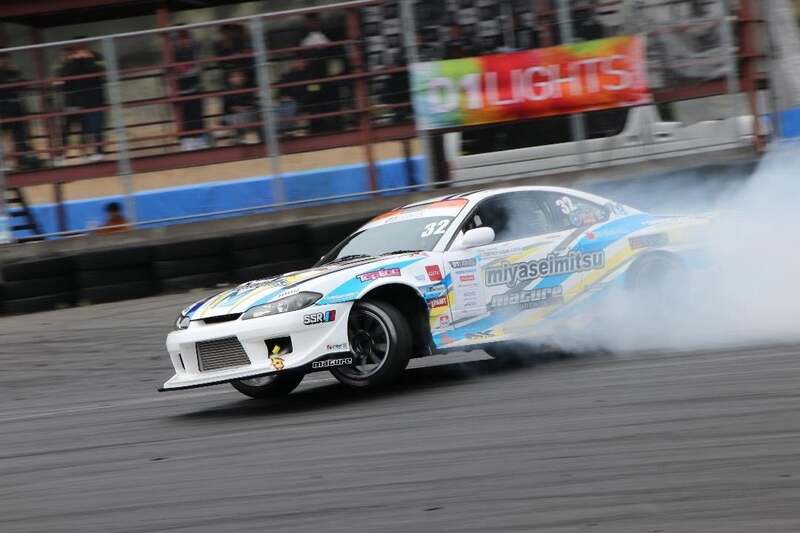 オーバルドリフトデモ走行