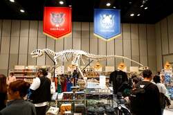 「本物の化石も！日本最大級の恐竜グッズショップ「DINOバザール」がGWの渋谷に登場」の写真