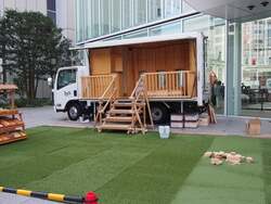 「丸太切りやミニごみ収集車に挑戦！　入場無料の親子イベントがGWの横浜市役所で開催」の写真