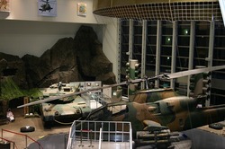 1階展示ゾーンには、対戦車ヘリコプターAH-1Sや、偵察用オートバイを展示