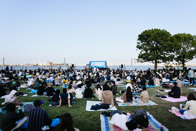 目の前に海が広がる臨港パークの広大な芝生広場で、『バック・トゥ・ザ・フューチャー』を上映